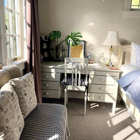 Spacious And Sunny Master Bedroom With Shared Bathrooms Auckland Exterior foto