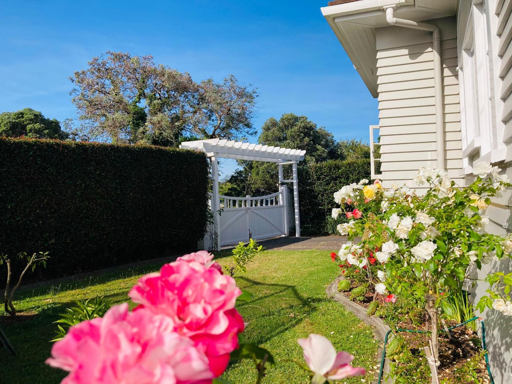 Spacious And Sunny Master Bedroom With Shared Bathrooms Auckland Exterior foto